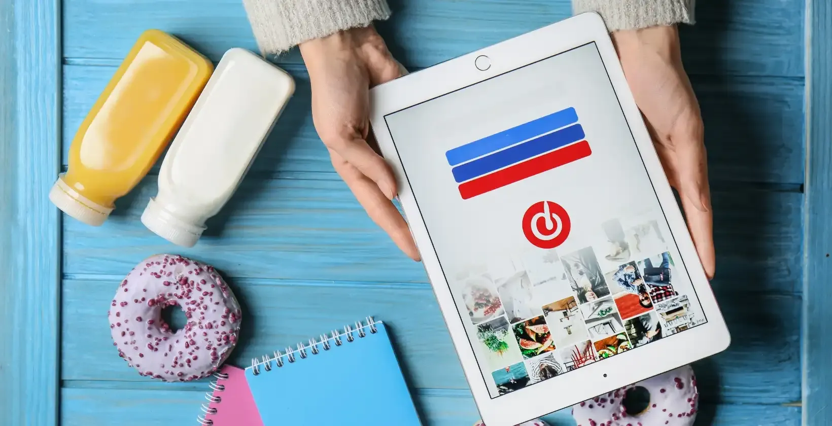 A women using pinterest on the tablet